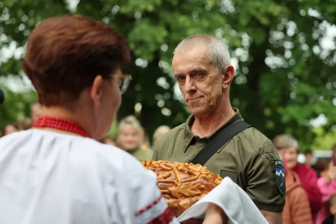 Нарешті додому: у Ківерцівській громаді зустріли звільненого Героя Миколу Касюрака (фото)