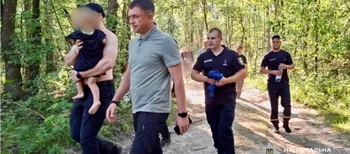 На Житомирщині всю ніч шукали 2-річного малюка: дитину знайшли в лісі (фото)