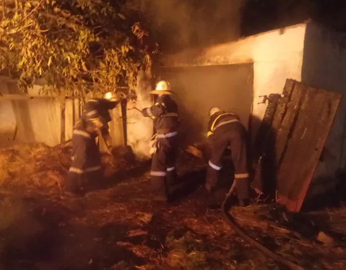 На Волині зайнялися дві господарські споруди