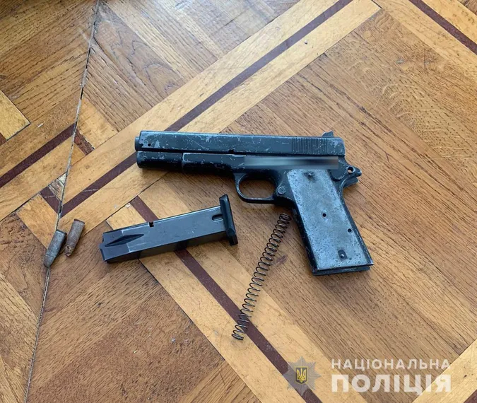 У помешканні волинянина знайшли цілий арсенал і наркотики (фото, відео)