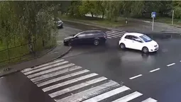 У Луцьку Skoda протаранила паркан і стовб – показали момент ДТП (відео)