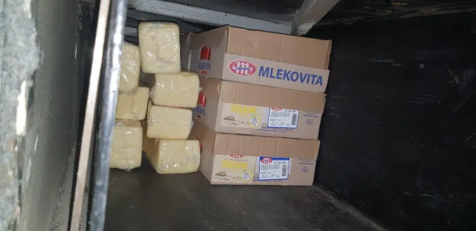 Кінцева зупинка: в автобусі через «Ягодин» хотіли перевезти 400 кілограмів сиру (фото)