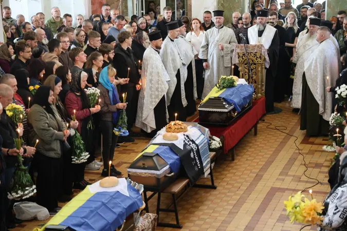 Луцьк навколішки прощався з трьома загиблими захисниками Русланом Новосадом, Владиславом Павлюком та Анатолієм Дячуком