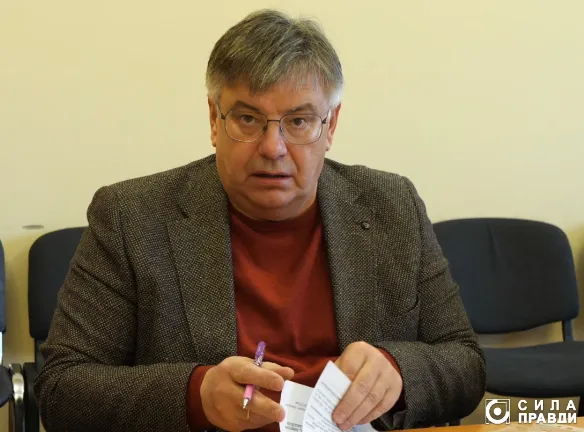 Роман Микитюк під час засідання майнової комісії