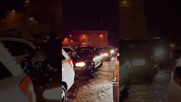 Луцькі автомобілісти створили ялинку з машин (фото, відео)