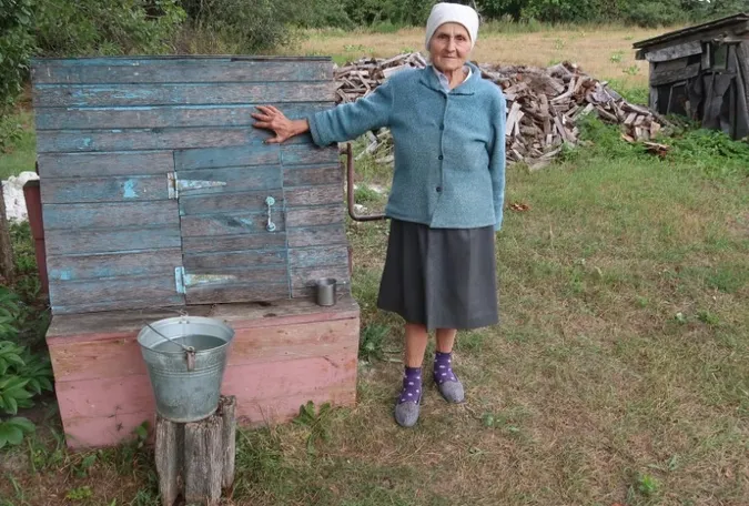 Має 8 онуків: як 91-річна волинянка сама живе на хуторі, вирощує городину та складає вірші