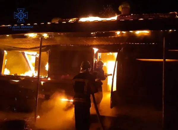 Коротке замикання: на Волині три години гасили вогонь у дерев'яному будинку (фото)