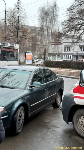 У Луцьку «швидка» протаранила легковик (фото)