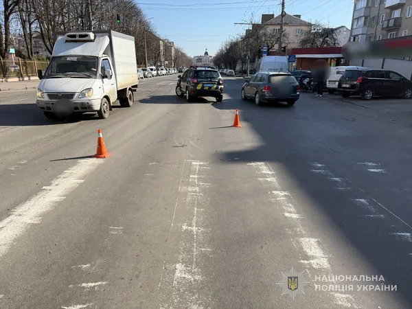 У Луцьку п'яний водій мотоцикла скоїв наїзд на жінку: потерпіла у лікарні
