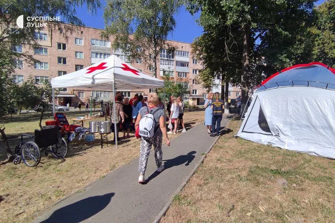 У Луцьку розгорнули пункт допомоги біля постраждалого від падіння «шахеда» будинку (фото)