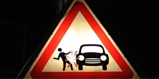 За крок до трагедії: у Луцьку авто ледь не збило людей на переході (відео)