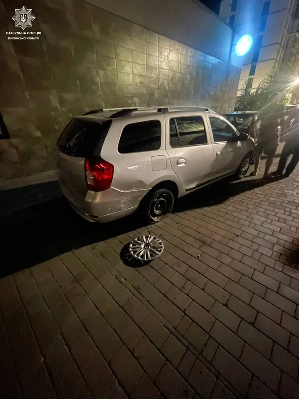 Збив дорожній знак та протаранив припарковане авто: у Луцьку нетверезий водій влаштував ДТП (фото)