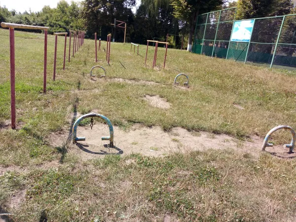 Лучанка просить замінити аварійні турніки школи №20 (фото)