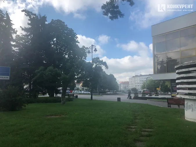 У Луцьку невідомий взяв у заручники пасажирів автобуса і погрожує підірвати (фото)