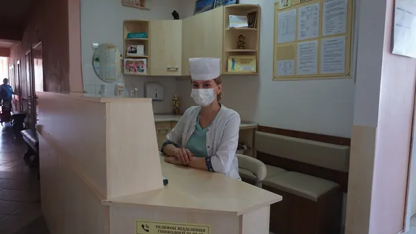 «Ми божевільні, ненормальні люди», або Які вони – будні луцьких медсестер (репортаж, фото 18+)