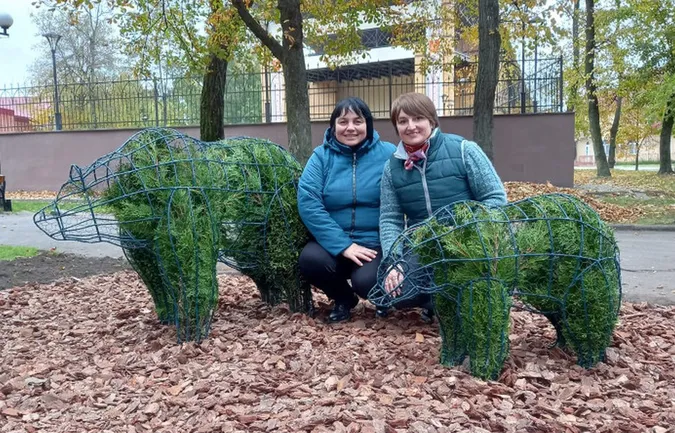 У ковельському парку з'явились вічнозелені ведмеді (фото)