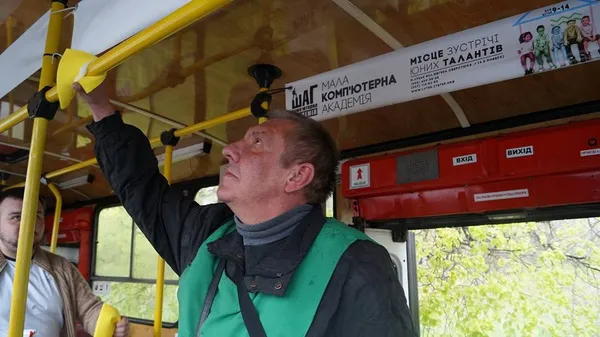 У Луцьку працівники ЛПЕ вимили тролейбуси (фото)