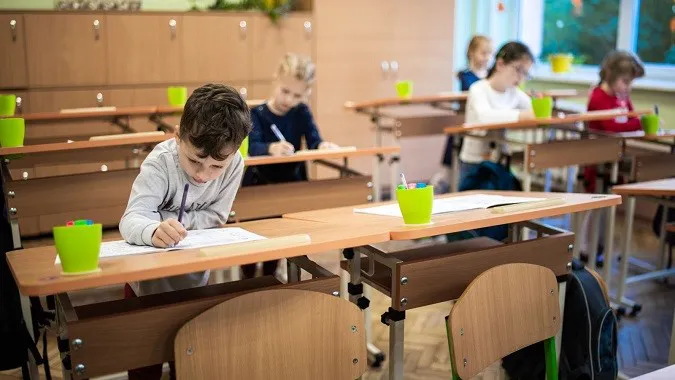 Без стільців: у львівських школах встановили нові парти (фото)