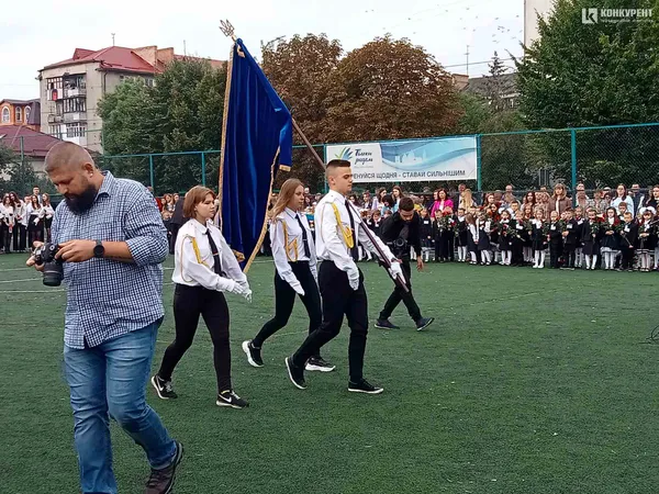 Веселі і сумні: святкування першого дзвоника у луцькій школі №9 (фото)
