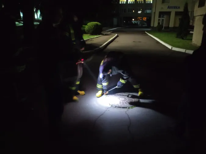Вночі на території пологового будинку в Луцьку тренувалися рятувальники (фото)