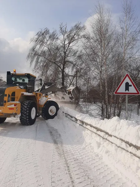 Дорожники долають наслідки циклону на автошляхах Волині (фото)