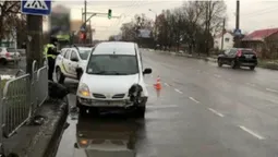 У Луцьку Nissan на швидкості влетів в огорожу (фото, відео)