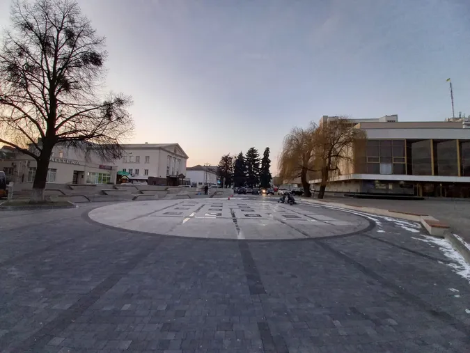 Біля нового луцького фонтану у грудні латали шви (фото)