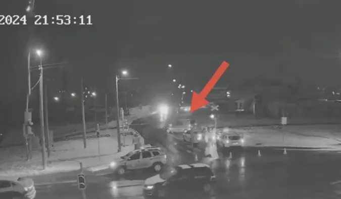 ДТП на залізничному переїзді: показали, як у Луцьку авто потрапило під поїзд (відео)