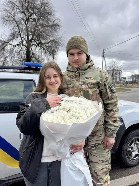 💖Поліцейські підіграли і вона сказала «так»: зворушлива історія освідчення волинського військового