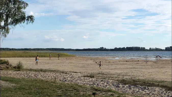 Люди грають у м’яч там, де раніше була вода: як міліє Світязь (фото)