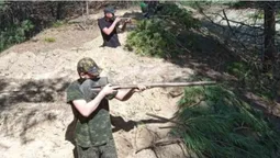 У Білорусі школярів вчать стріляти з лопат (відео)