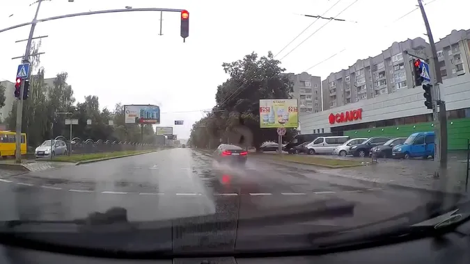 У Луцьку поблизу «Салюту» горе-водій пролетів на червоний (відео)