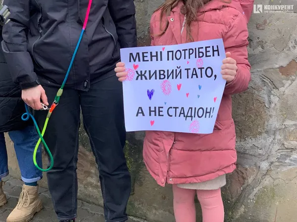 Під стінами Луцькради – мітингувальники: хочуть більше коштів на армію у 2024 році (фото)