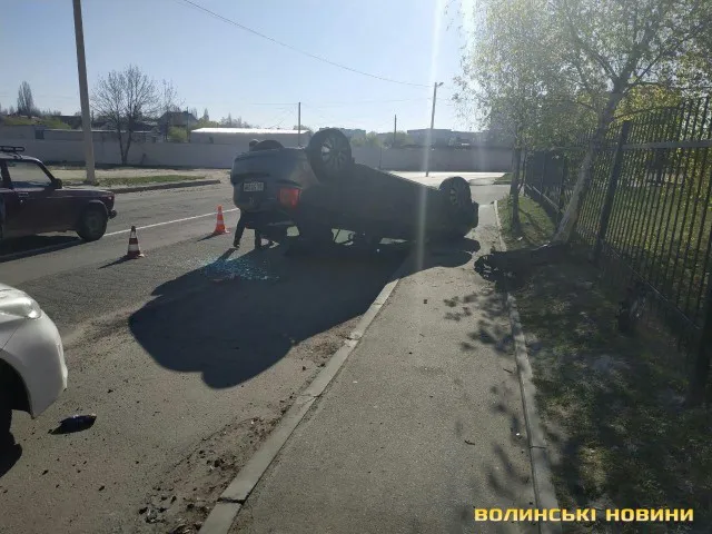 ДТП на Чорновола: авто в'їхало в дерево і перекинулося на дах (фото, оновлено)