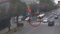 У центрі Луцька маршрутка збила маленьку дитину (відео)
