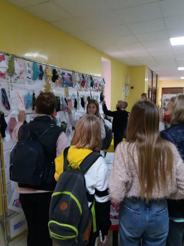 Боратинські школярі шиють маски для себе та своїх рідних