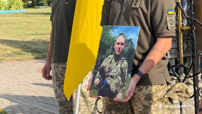 Нововолинська громада попрощалася із юним воїном Олександром Герасимчуком (фото)