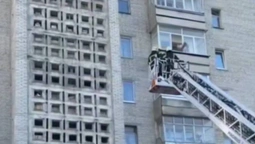 У Луцьку рятувальники запобігли самогубству чоловіка, який хотів стрибнути з п'ятого поверху (відео)