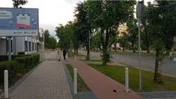 Стовпи посеред нової велодоріжки у Луцьку: комунальники прокоментували ситуацію