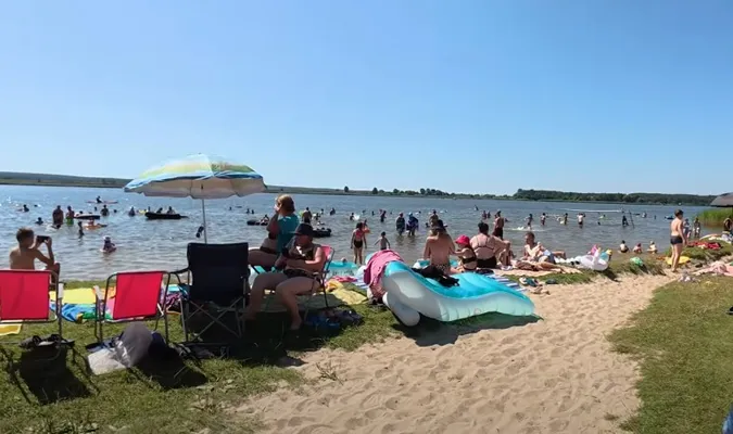 Аншлаг в Хрінниках  – у спеку біля водосховища яблуку ніде впасти: ціни, локації (відео)