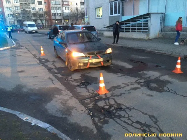 У Луцьку дитина потрапила під колеса автівки: її госпіталізували (фото)