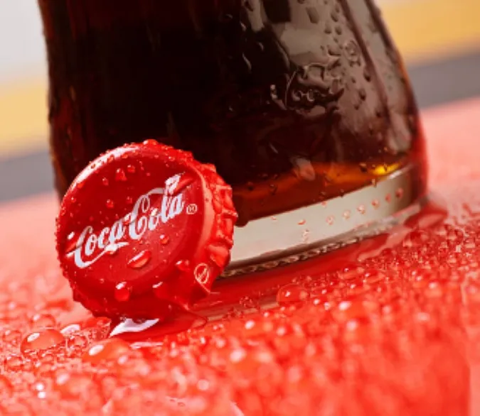 Під кришками Coca-Cola розігрують iPhone 17 Pro Max: які пляшки беруть участь в акції