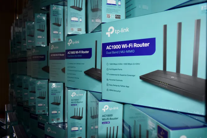 На Волинь привезли сотні Wi-Fi роутерів для укриттів у школах і дитсадках (фото)