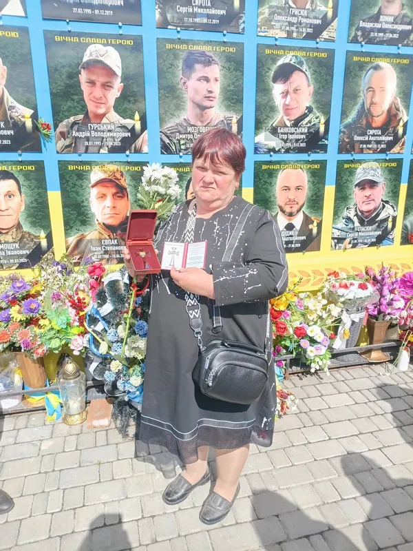 Мамі загиблого Героя з Волині вручили його посмертну нагороду (фото)