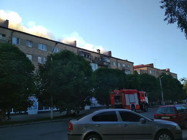 У Луцьку горить житловий будинок (фото, відео, оновлюється)