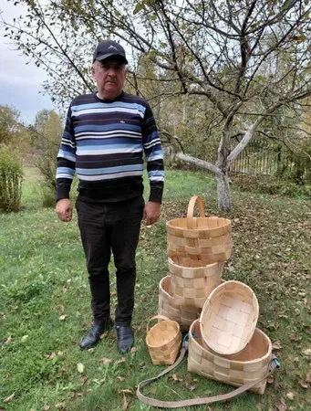 Пенсіонер з Волині робить із сосни коробки, які розкуповують на базарі (фото)