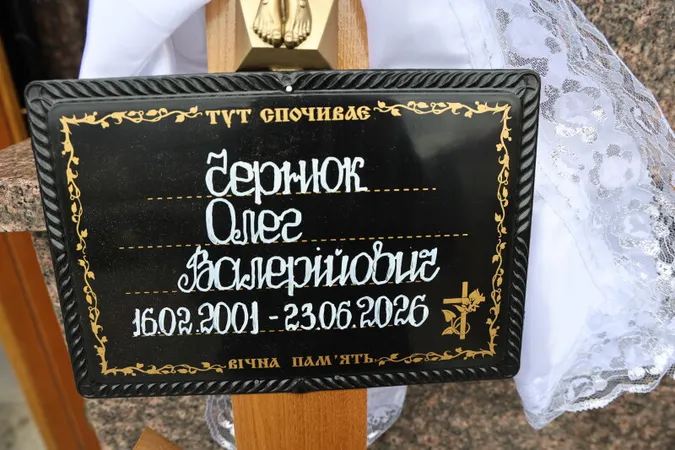 Небо плакало: у Луцьку відбулося прощання з трьома Героями Євгенієм Садовським, Олегом Чернюком та Олександром Смалюхом