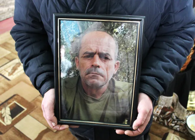 Осиротіли дві доньки: на Волині попрощалися з воїном Володимиром Сасовським (фото)