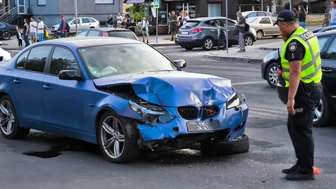 Обом автівкам повідривало колеса: у Луцьку BMW влетів в таксі (фото)