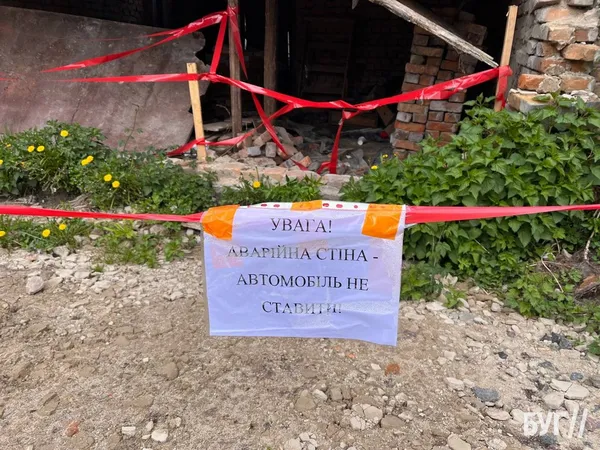 У центрі Володимира обвалилися гаражі райради (фото)